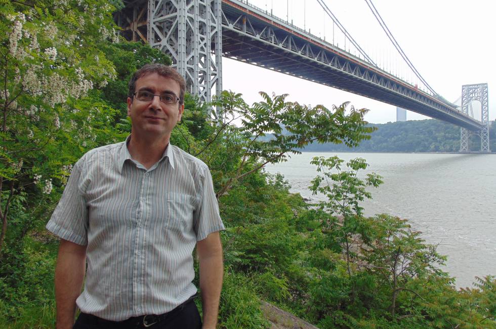 Juan Navidad bajo el Puente George Washington que cruza el río Hudson entre el  norte de Manhattan y New Jersey.